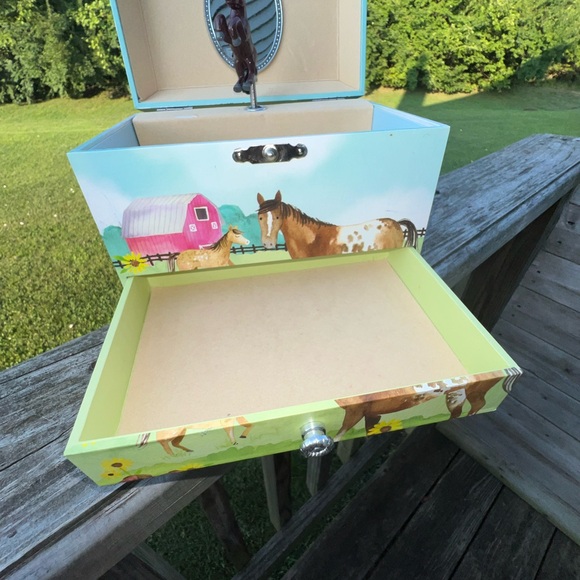 Jewel keeper girl musical storage box. - Picture 7 of 11